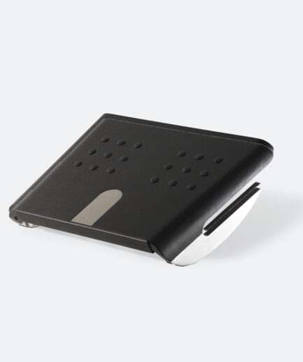 הדום שחור לרגליים